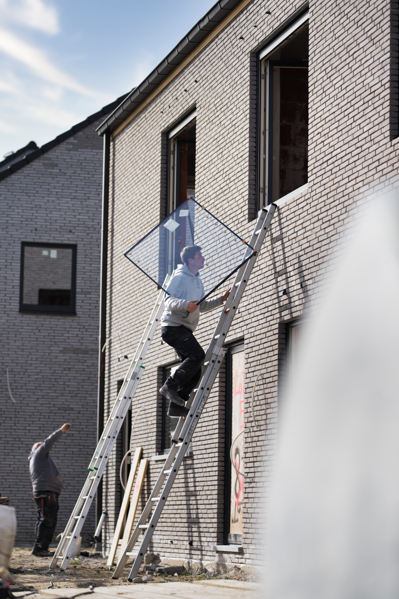 Plaatsen raam kapelmilanen